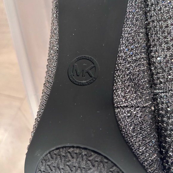 Michael Kors Dorothy Silver Crystal Embellished Pointed-Toe Pumps size 9 NWT - Picture 12 of 14